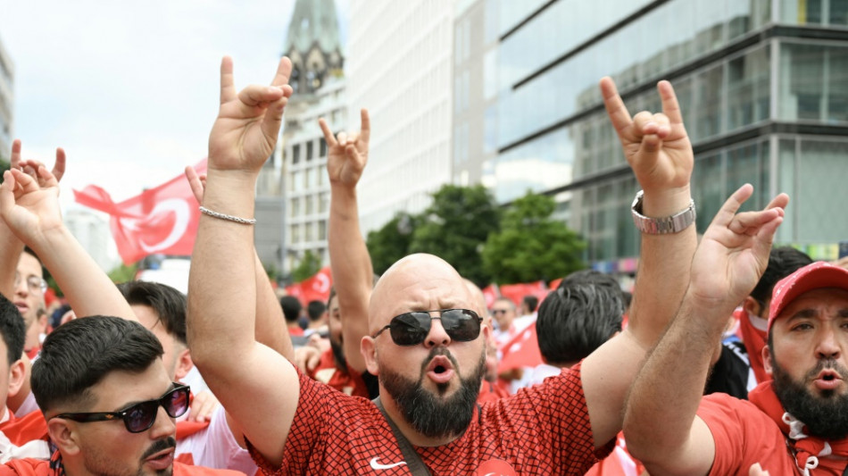 Wolfsgru&szlig;-Geste: Polizei beendet t&uuml;rkischen Fanmarsch