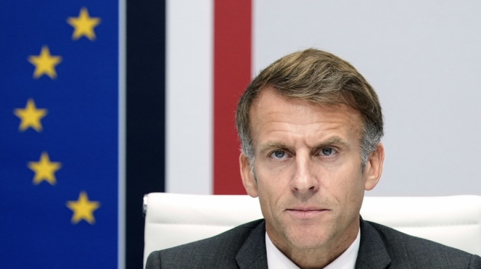  Macron re&ccedil;oit les lyc&eacute;ens avant de rendre visite aux forces de l'ordre
  
