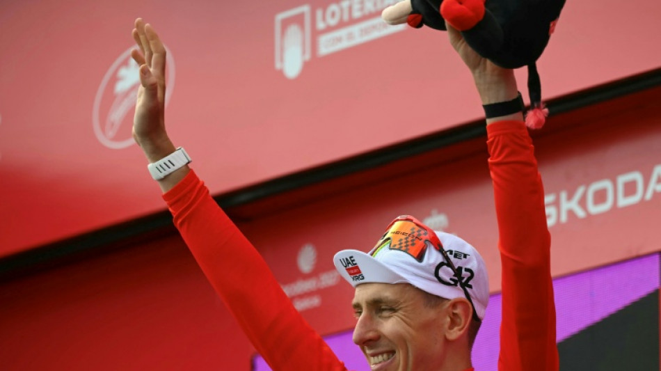  Fin de temporada para Tadej Pogacar tras su ca&iacute;da en la Vuelta 