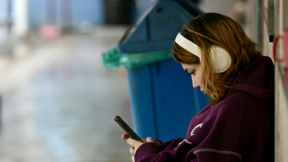  El uso intensivo de redes sociales perjudica el bienestar de los j&oacute;venes 