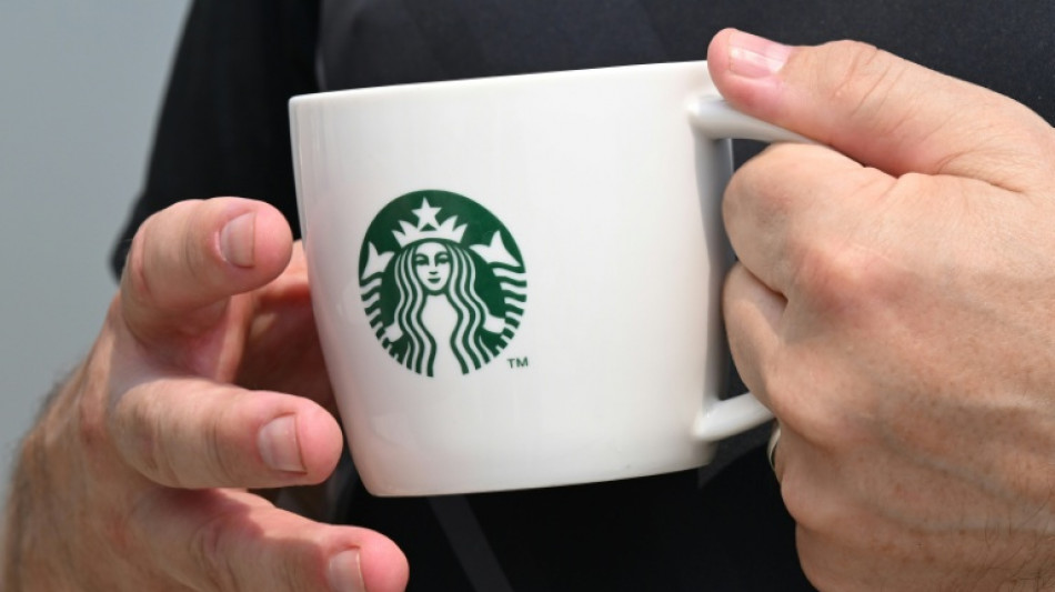  La polic&iacute;a surcoreana allana oficinas de Starbucks por el fiasco de un anuncio que evoc&oacute; una masacre 