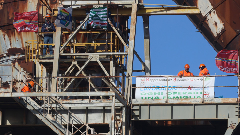  Eurallumina, stop a protesta a 60 metri di altezza dopo vertice al Mimit 