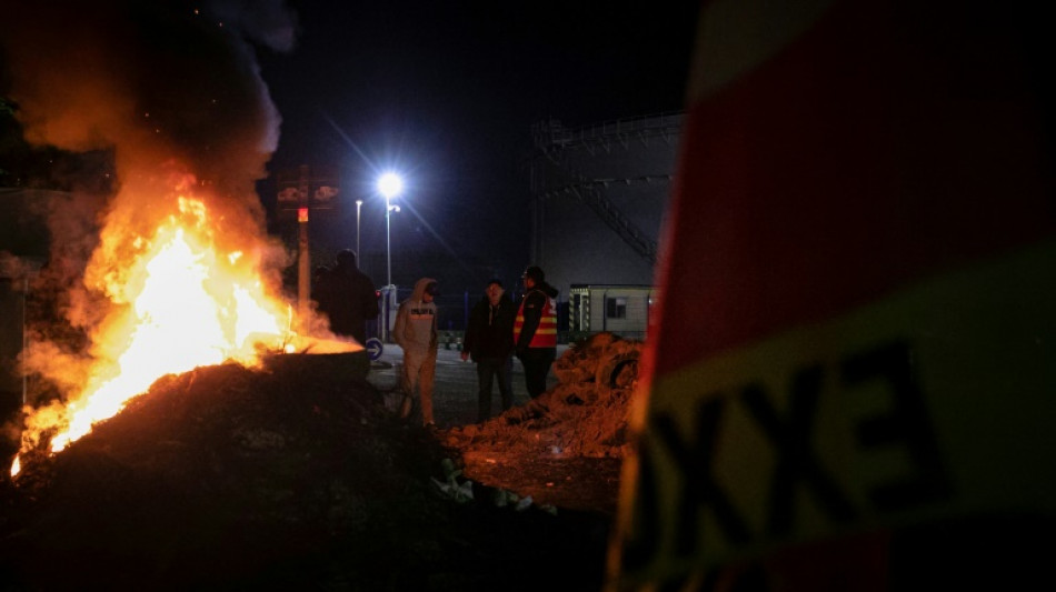 Trabajadores de refiner&iacute;as en Francia mantienen su huelga pese a las amenazas del gobierno