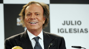 Exempleadas acusan a Julio Iglesias de trata de seres humanos y delitos sexuales