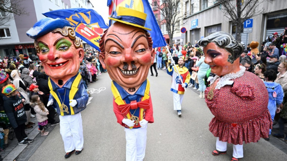 Rosenmontagszüge rollen durch Karnevalshochburgen am Rhein