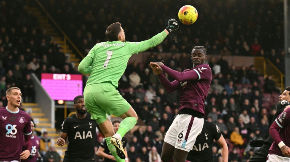  Spurs sign Dubravka as goalkeeper cover 