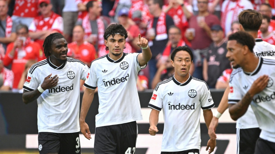  Doppelpack Uzun: Frankfurt feiert im Derby ersten Saisonsieg 