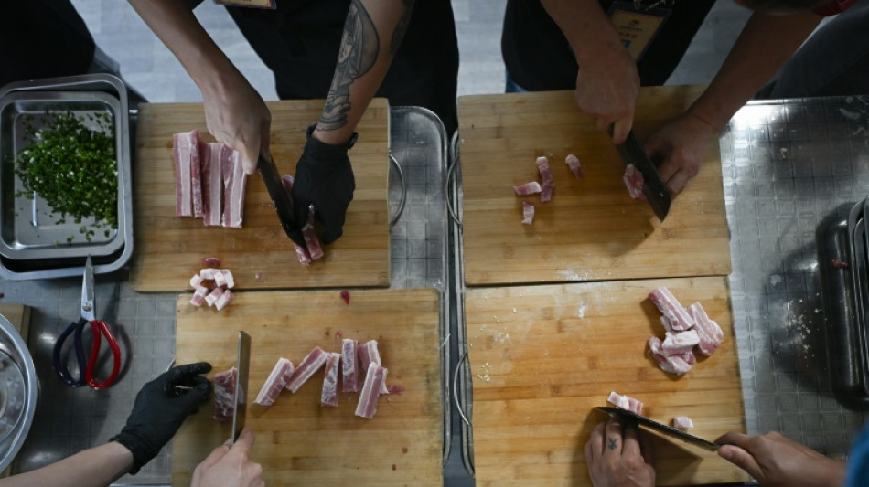  Budding chefs cook up new career at China's BBQ academy 