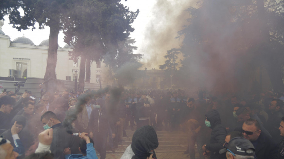  Violente proteste a Tirana, sassi e molotov contro la polizia 