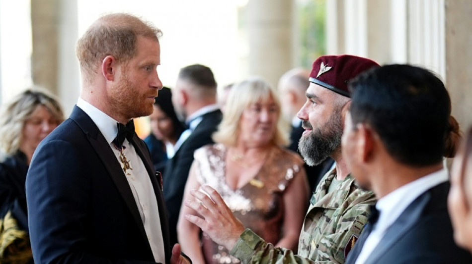  Pr&iacute;ncipe Harry aparece em p&uacute;blico ap&oacute;s retorno para o Reino Unido 