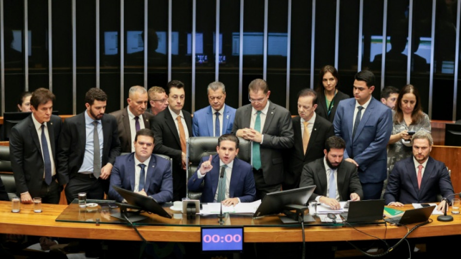  Diputados brasileños aprueban una ley para reducir la pena de Bolsonaro en una sesión caótica 