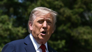 Droits de douane: Trump maintient la pression, m&ecirc;me si le couperet du 9 juillet s'&eacute;loigne 