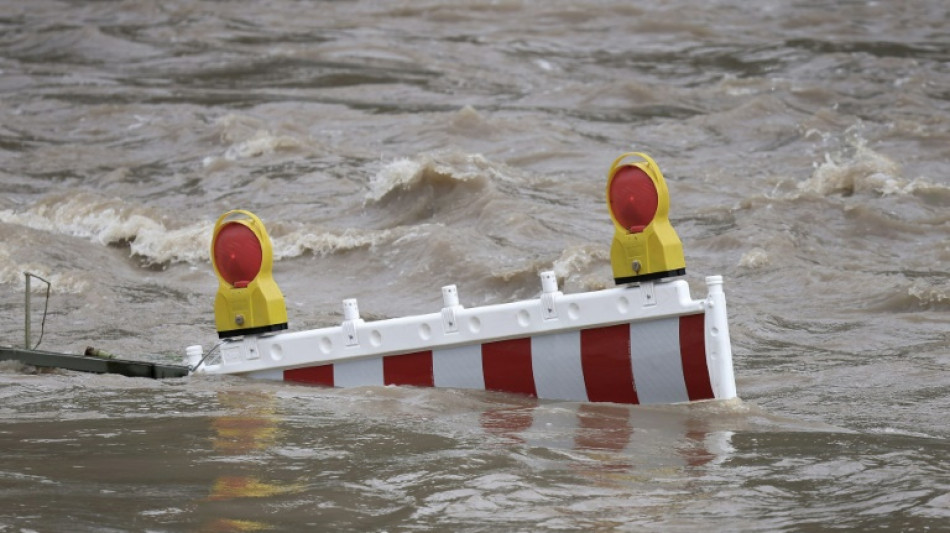 Flutgebiet in Baden-W&uuml;rttemberg: Feuerwehr rettet Katastrophentourist aus Auto