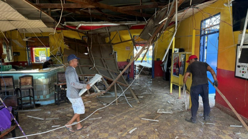  Les Panam&eacute;ens nettoient les d&eacute;combres dans la crainte apr&egrave;s le s&eacute;isme 