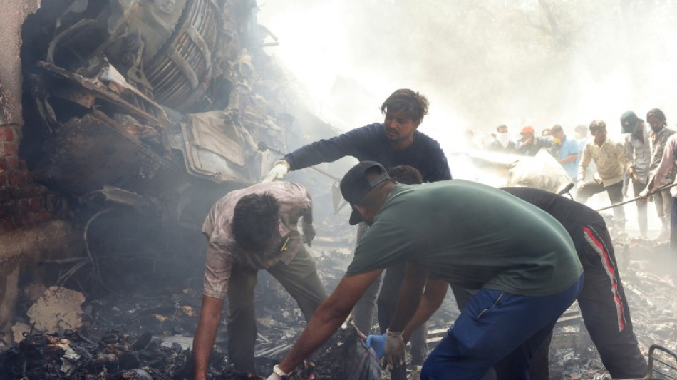 Equipes de resgate vasculham área do acidente de avião da Air India que matou 265