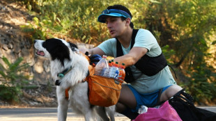 Um advogado e seu cachorro impulsionam o 'plogging' a favor da reciclagem no Chile
