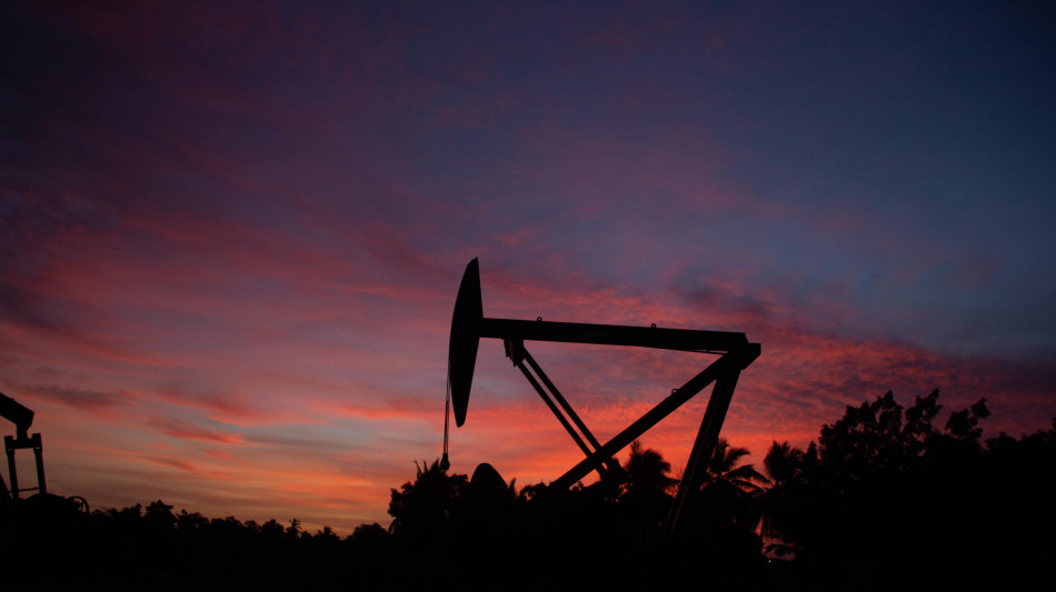  Petrolio in lieve rialzo, il Wti avanza dell'1,40% a 97,12 dollari al barile 
