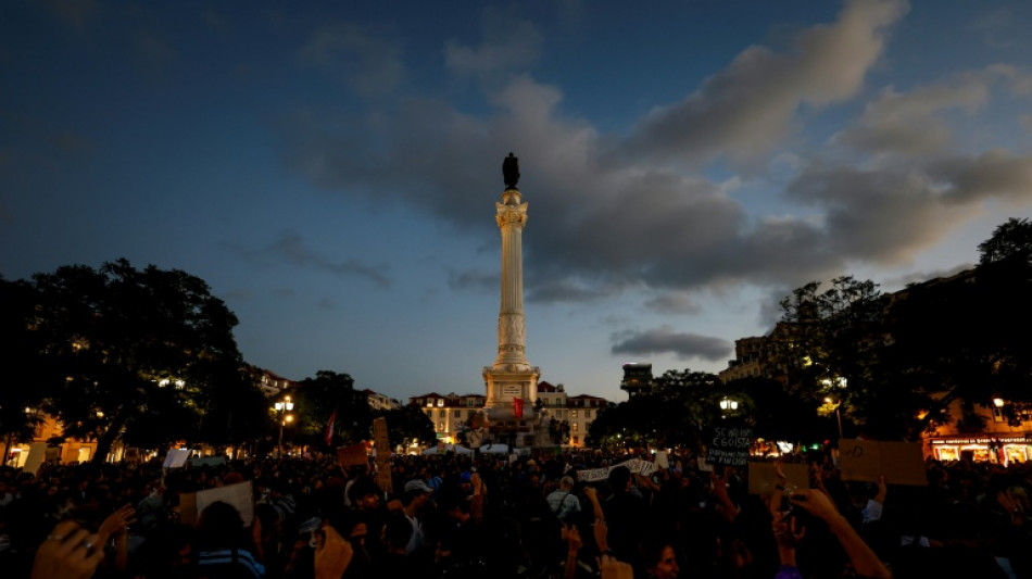  Manifestantes ocupam pra&ccedil;a de Lisboa em protesto contra aumento do custo de vida 