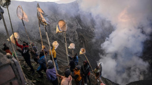 Milhares de pessoas sobem em vulcão ativo na Indonésia para ritual centenário