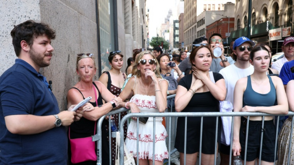  Vingt-cinq dollars pour des d&eacute;chets r&eacute;colt&eacute;s pr&egrave;s du mariage de Taylor Swift 