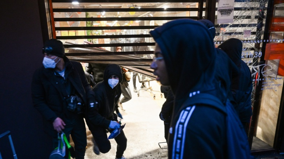  Carrefour shares plunge after profit warning on French protests 