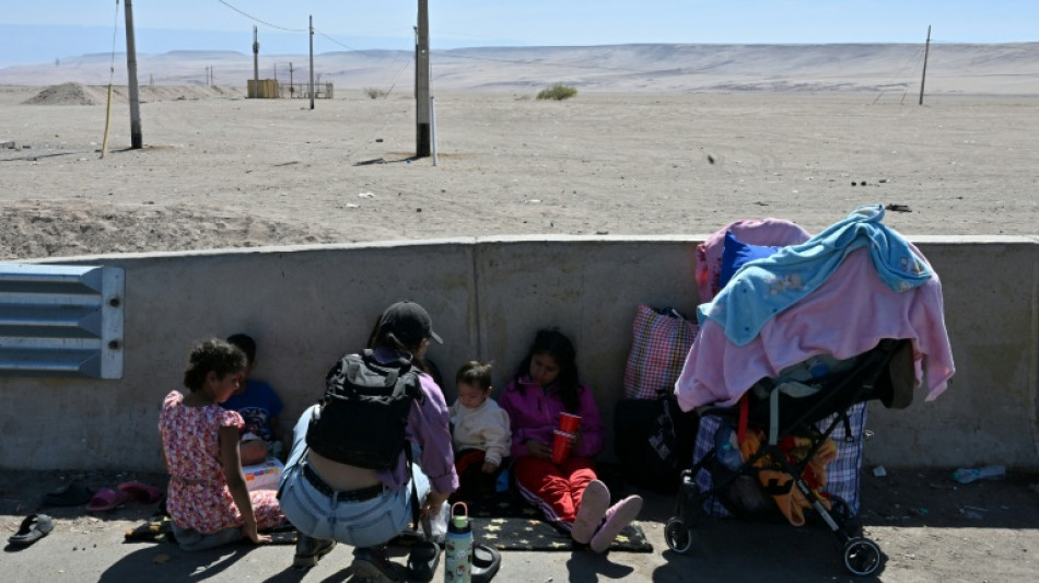 Dans le désert chilien, des migrants restent bloqués à la frontière avec le Pérou