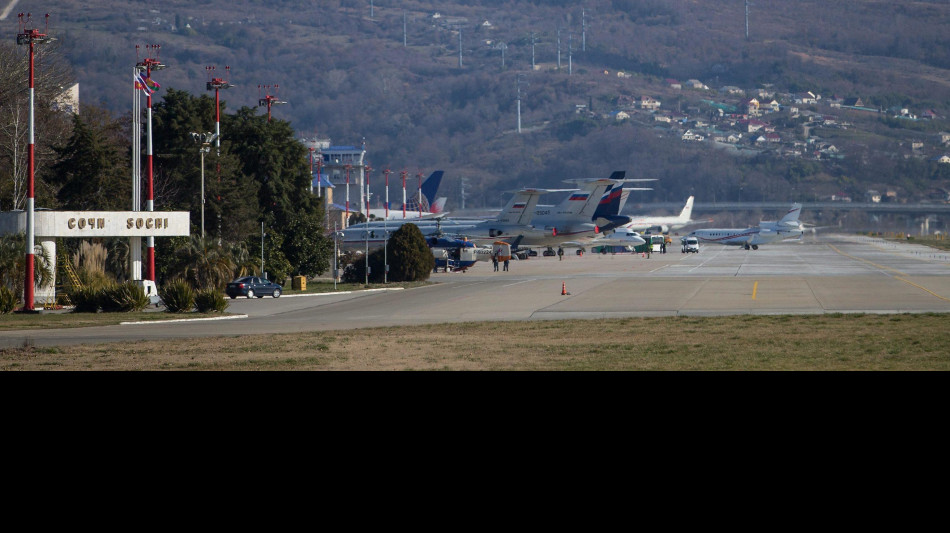 Droni ucraini su Sochi, in fiamme deposito di petrolio