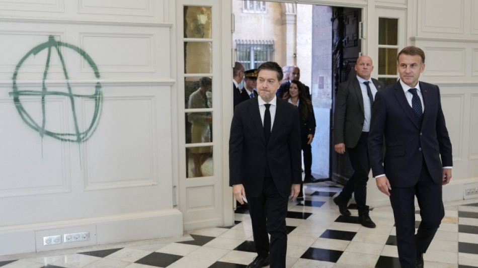  Macron promet de maintenir le "calme" avant un nouveau samedi "&agrave; risque" 