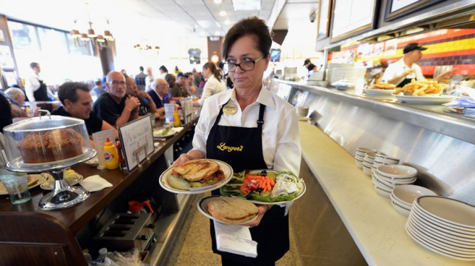 Knapp 20 Prozent der Besch&auml;ftigten arbeiten regelm&auml;&szlig;ig auch an Wochenenden