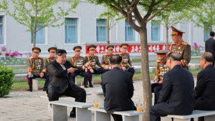 Kim supervisa las pruebas de un lanzacohetes múltiple en Corea del Norte