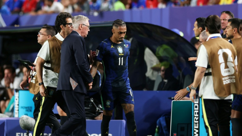  Raphinha passar&aacute; por 'tratamento intensivo' ap&oacute;s sofrer les&atilde;o contra o Haiti na Copa 