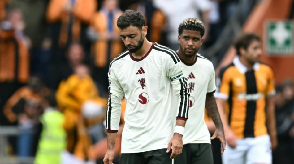  Carrick keeps calm despite Man Utd misery, big-spending Spurs crushed 