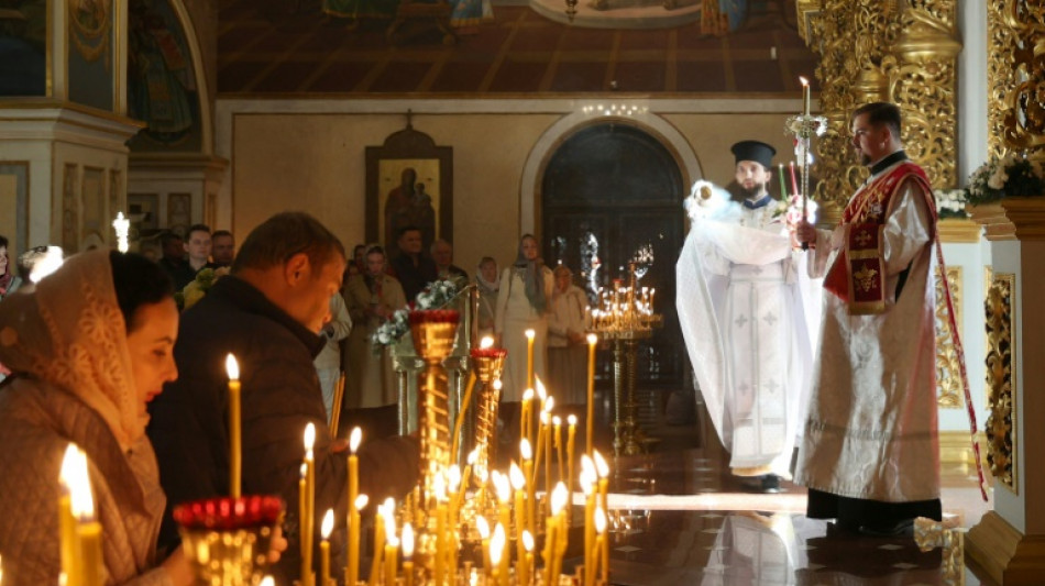 Russland schreibt Selenskyj zur Fahndung aus - Angriffe trotz orthodoxen Osterfests
