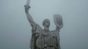 Estátua imponente reabre em Kiev sem símbolos soviéticos e com tridente