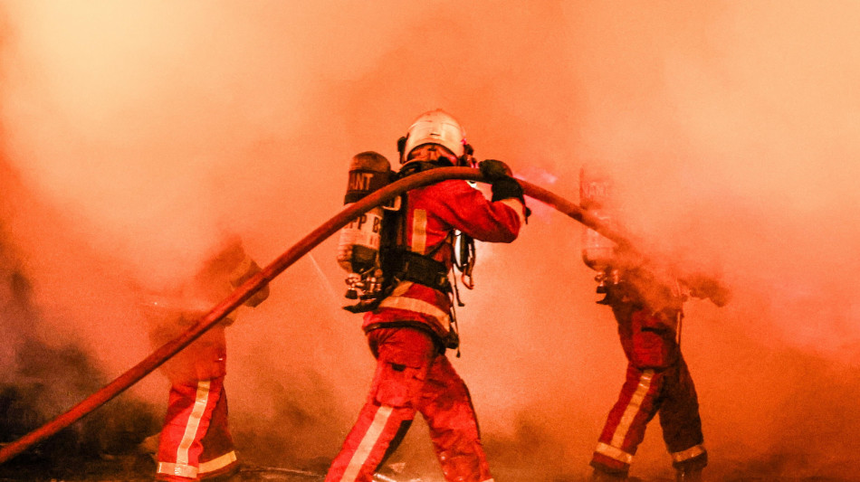  Sindaco, 'il pi&ugrave; antico mercato coperto di Parigi devastato da un maxi-incendio' 