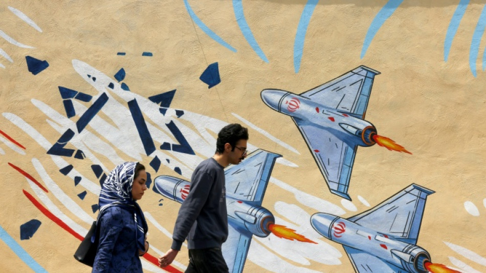  Trump extends ceasefire, claims Iran 'collapsing financially' 