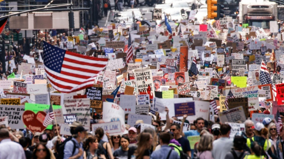 Milhares v&atilde;o &agrave;s ruas de NY em defesa da democracia e contra Trump