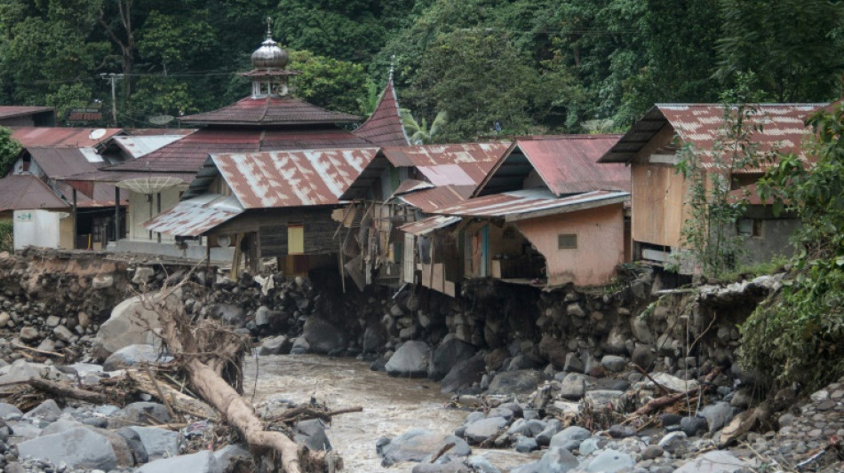 Indonésie: une trentaine de morts dans des inondations et des coulées de lave froide