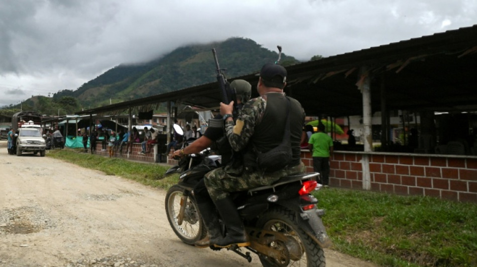 Más de 50 soldados colombianos retenidos por pobladores en una región de dominio guerillero