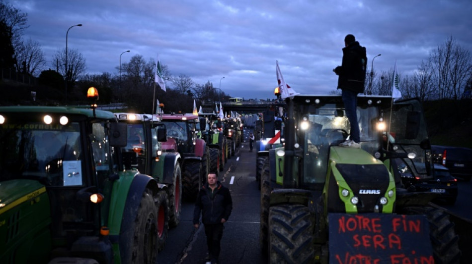 Agricultores europeus mant&ecirc;m bloqueios na Fran&ccedil;a e levam protestos &agrave; Espanha