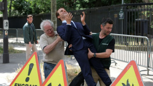 Macrons Wachsfigur entwendet: Protest gegen Russlandgeschäfte