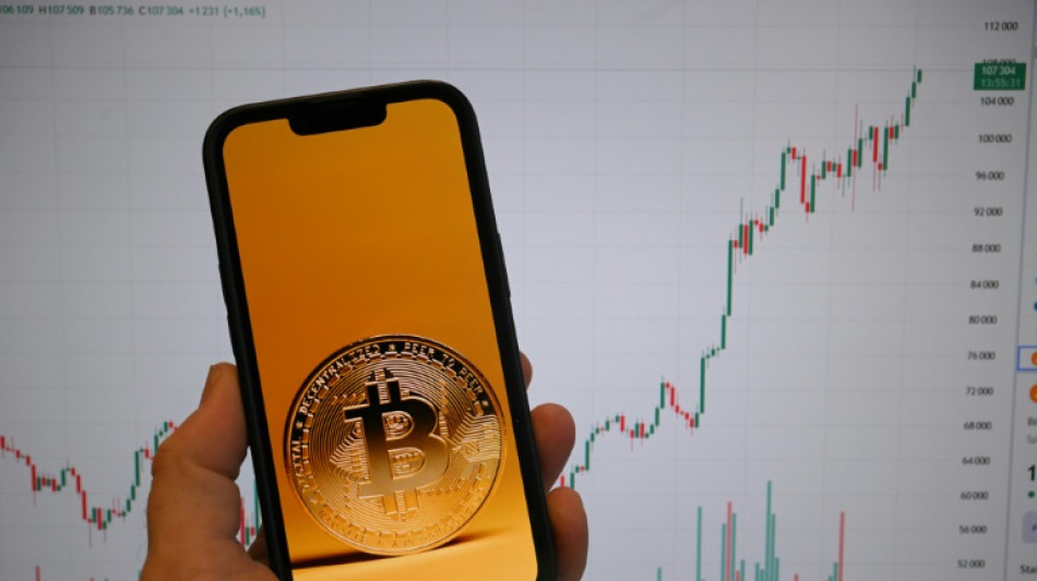 Pris dans la tourmente douani&egrave;re, le bitcoin au plus bas depuis l'&eacute;lection de Trump