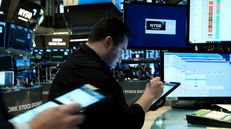 Wall Street termine en l&eacute;ger repli avant l'inflation