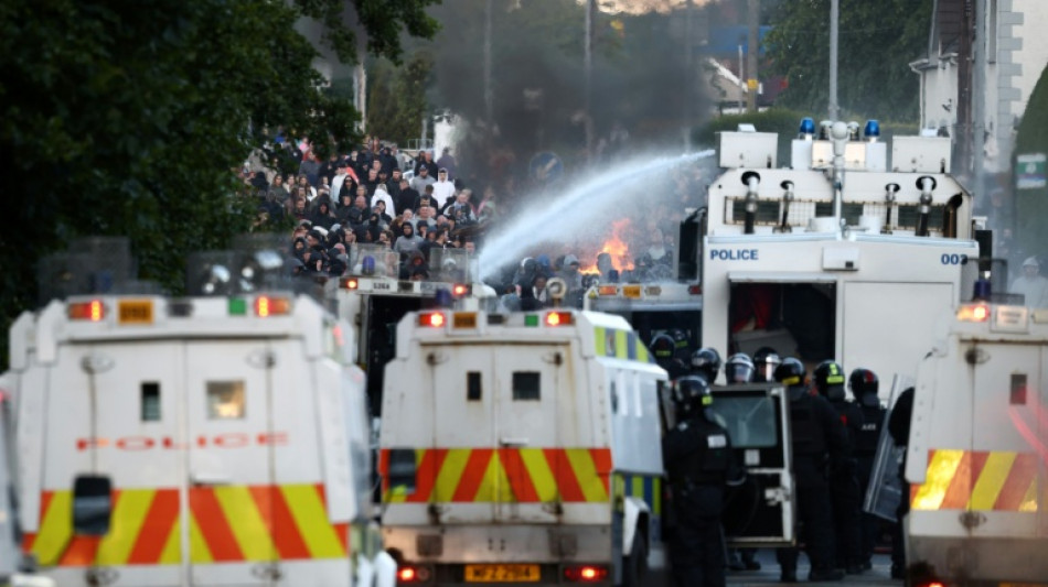  Neue ausl&auml;nderfeindliche Proteste in Nordirland - Polizei setzt Wasserwerfer ein 