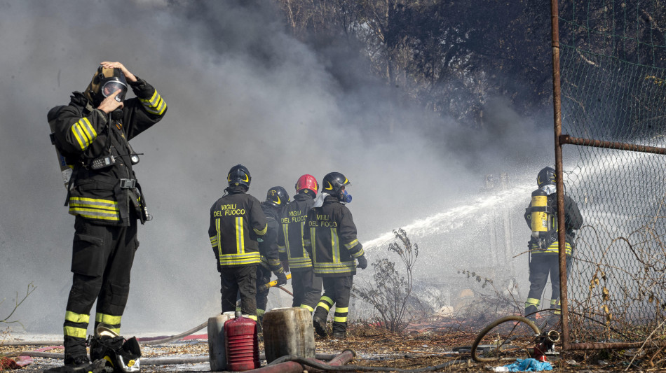 Stop ai treni a Grosseto per incendio, evacuato un albergo