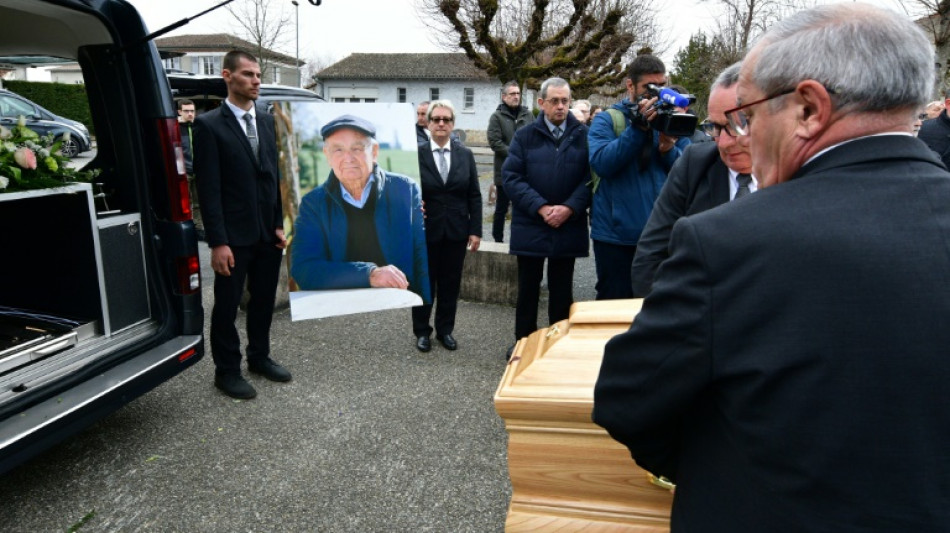 Frankreichs Abgeordnete ehren den letzten Zeugen des SS-Massakers von Oradour-sur-Glane 