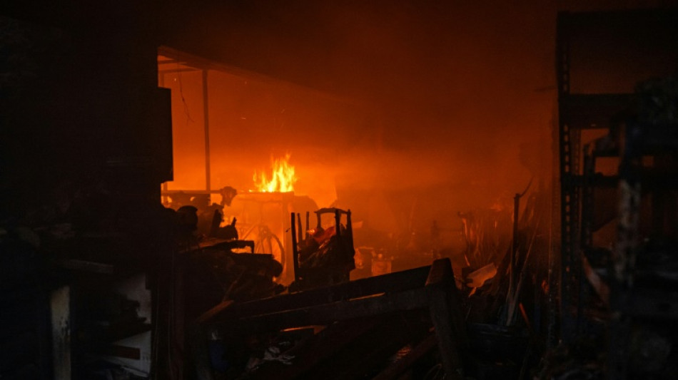 Bombeiros seguem combatendo incêndios na Grécia