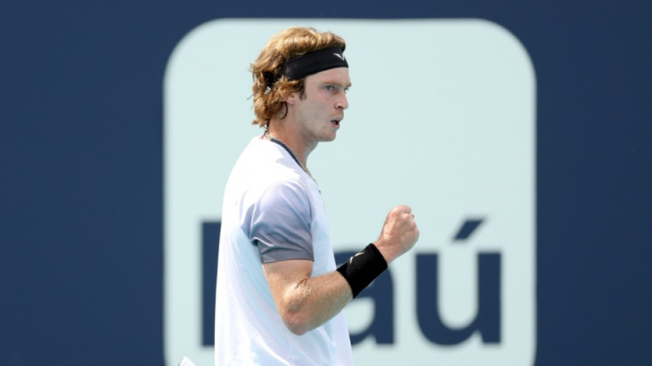 Tennis: &ccedil;a passe pour Sinner et Rublev, &ccedil;a casse pour Jabeur et Sakkari