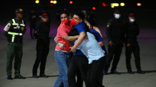 Imigrantes libertados por El Salvador chegam à Venezuela após troca com EUA