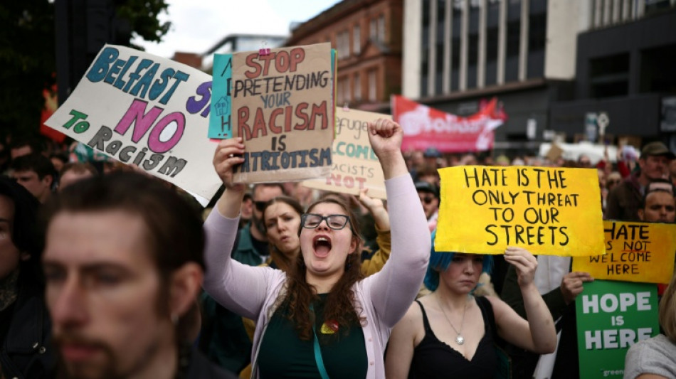  "El odio es la &uacute;nica amenaza", claman miles de manifestantes en Belfast tras disturbios 